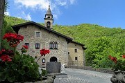 85 Santuario Madonna del Perello, ingresso nord dalla strada con parcheggio